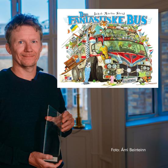 Fotograf Árni Beinteinn har fotograferet Jakob Martin Strid, der står og holder sin pris.