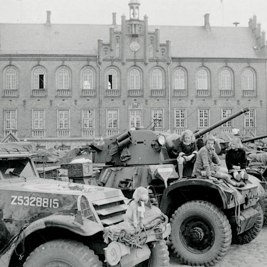 Pansrede britiske køretøjer foran rådhuset i Nyborg efter befrielsen. No known rights, Naionalmuseet, Danmark.