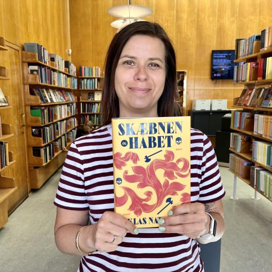 Bibliotekar Marianne Wismar Mühring med bogen "Skæbnen og håbet".