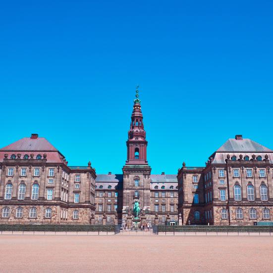 Christiansborg Slot med blå himmel.