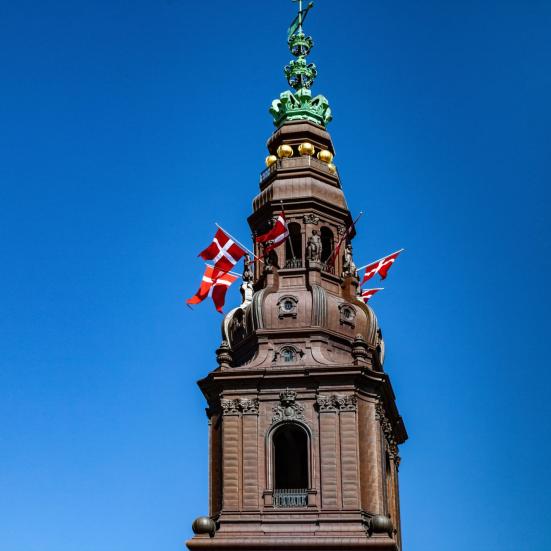 Tårnet på Christiansborg flager.