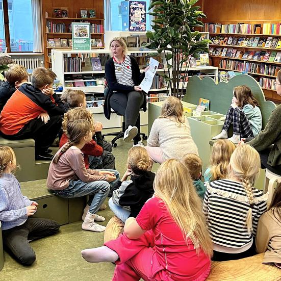 Billede fra en tidligere Morgengry med højtlæsning i børnebiblioteker.