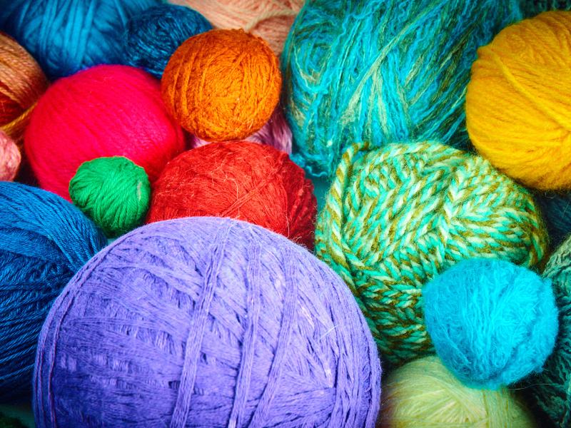 Garnnøgler i kraftige farver.
