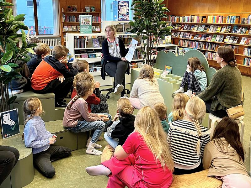 Billede fra en tidligere Morgengry med højtlæsning i børnebiblioteker.