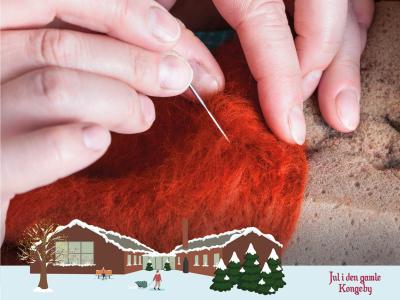 Hænder arbejder med rødt filt. Jul i den gamle Kongeby logo.
