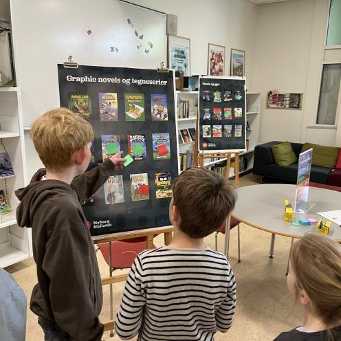 Læseambassadørerne stemmer på de bøger, de ønsker at få indkøbt til de nye SFO-biblioteker.