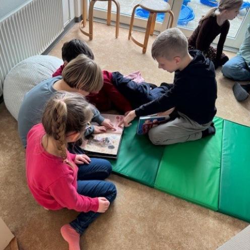 En fælles læseoplevelse på SFO-biblioteket ved 4kløver Skole og Børnehus afd. Frørup.