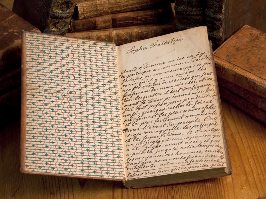 Middelalderhistoriske læsekreds. En gammel bog med skråskrift.