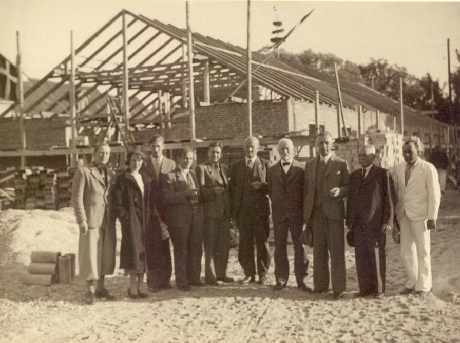 Deltagere ved rejsegildet foran den store fløj.