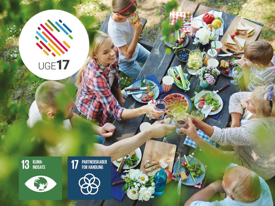 Folk i forskellige aldre sidder samlet om et bord og spiser sammen. Uge 17 logo. Verdensmål 13 og 17.