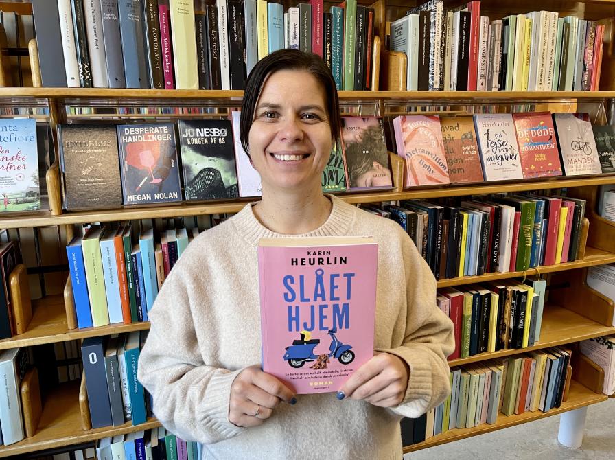 Bibliotekar Marianne Wismar Mühring med bogen "Slået hjem"