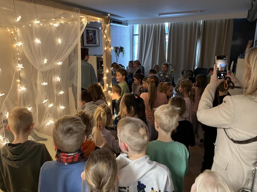 Børnene indtager det nye SFO-bibliotek på Vibeskolen i Ullerslev.
