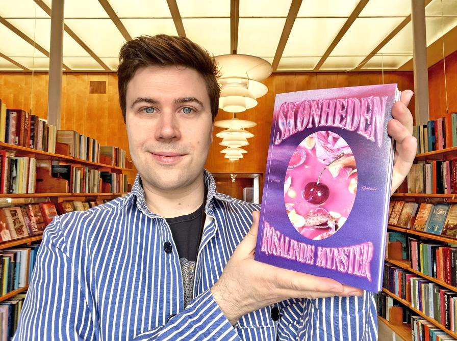 Bibliotekar Mathias Lyngs med bogen "Skønheden"