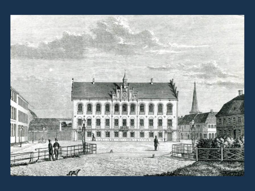 Facaden af Rådhuset indviet 1863. Bag de midterste syv vinduer på 2. sal lå solennitetssalen, og bag de midterste syv vinduer på 1. sal lå teateret. Foto: Nyborg Lokalhistoriske Arkiv